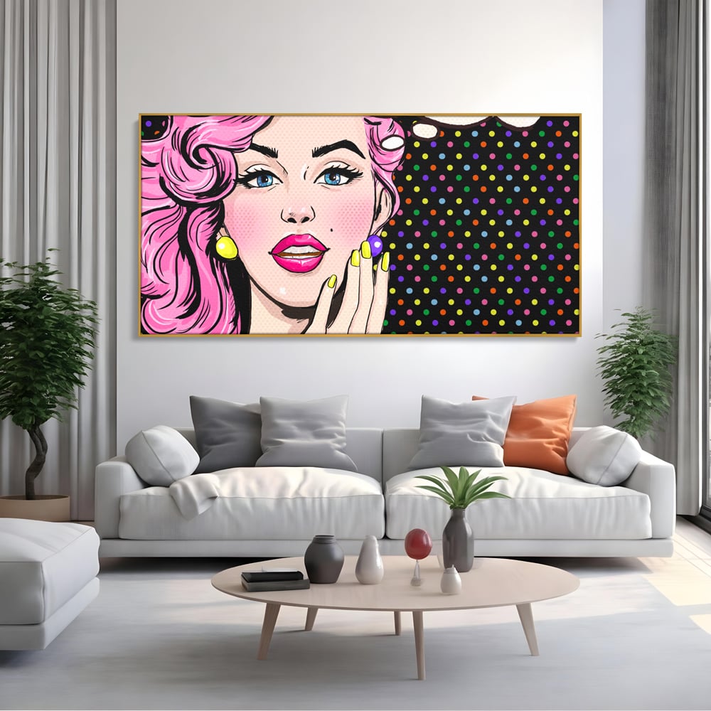 Tablou canvas cu ilustratie pop art cu femeie, in rama de aluminiu auriu, pe perete intr-un living